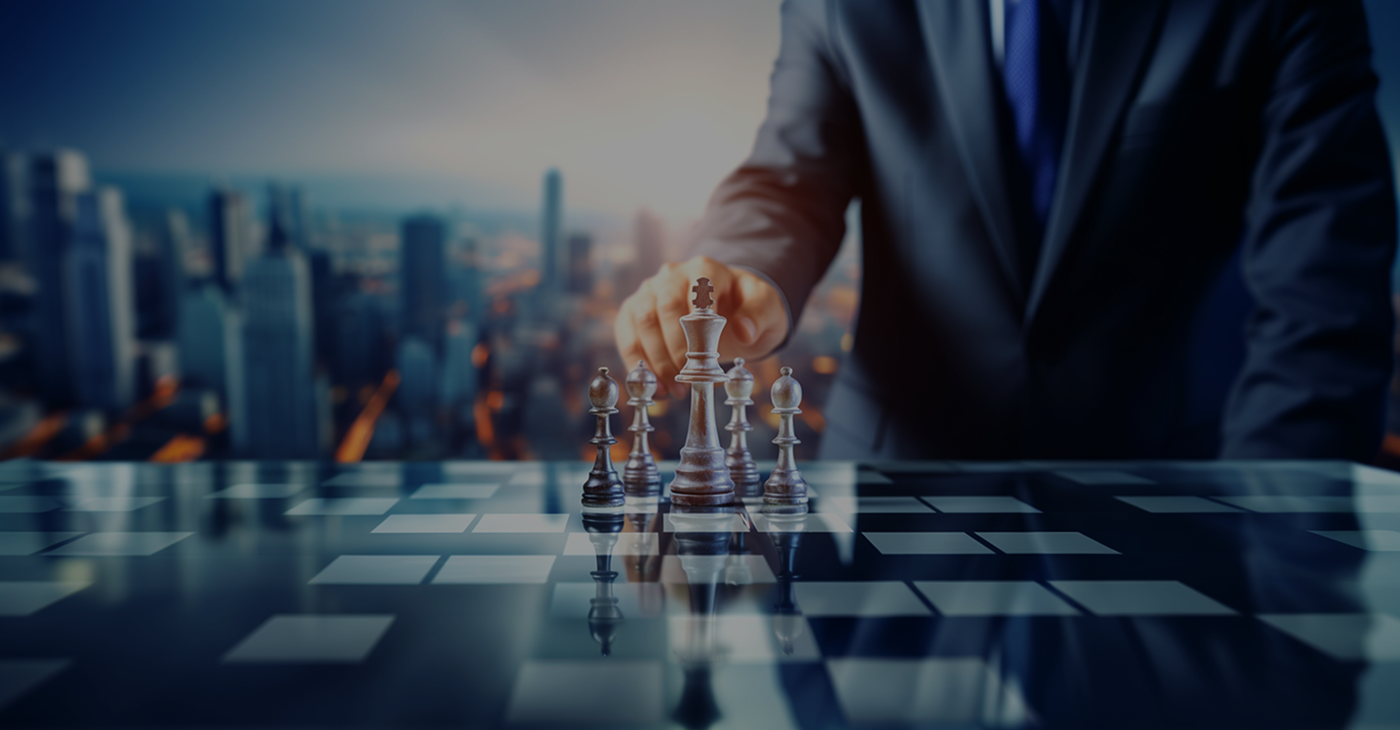strategischer smarter Geschäftsmann mit Strategie auf einem Schachbrett